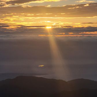 武奈ヶ岳ご来光🌄
山頂から琵琶湖が見れるってのが素晴らしいね😺
