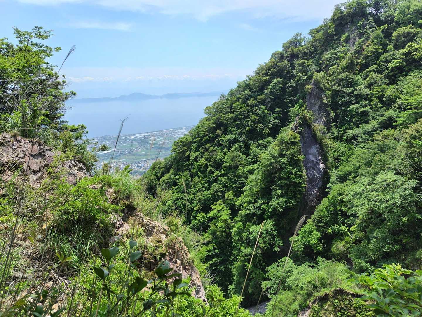 天狗山手前の断崖。
（決して近付かぬ様に）