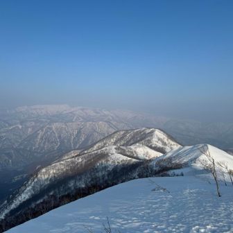 振り返って、苗場山と歩いてきた稜線