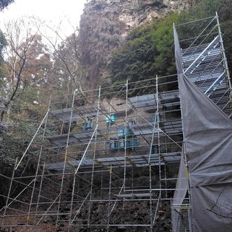 ここがスタート地点
今しか見られない修復中の熊野磨崖仏
ツタなどを力ずくで取り除くのかと思ったら紫外線を当てて枯らすそうだ
水色は紫外線照射の光？六所宮から見れば光線がよく見える
