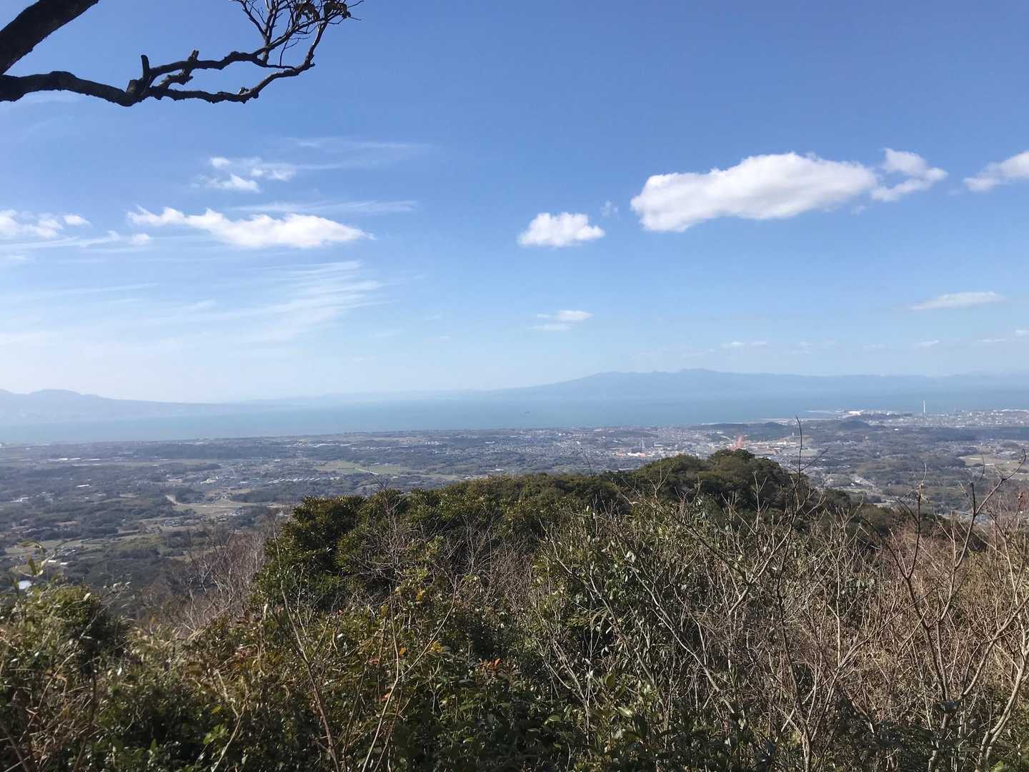 対岸に広がる長崎の山並み　正面の奥は諫早方面かと