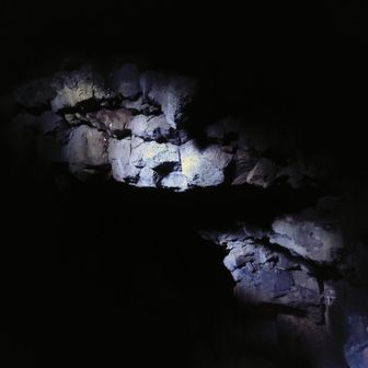 ​「ついに発見！前人未到の洞窟の奥深くに、伝説の地底王国の入り口と思われる巨大な亀裂が姿を現した！！」
「マイクは拾った！ 暗闇の向こうから、何者かのどよめきが聞こえてくる……！」
「ヘッデン忘れた......」