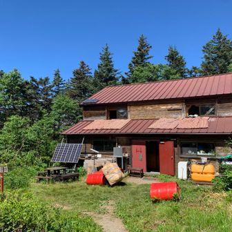 大滝山荘。ここで小屋番の方とお話し。
本日は10名の団体さんが入っているそうです。
途中抜かしてきたマイクロバスで来られた団体さんかな🤔
