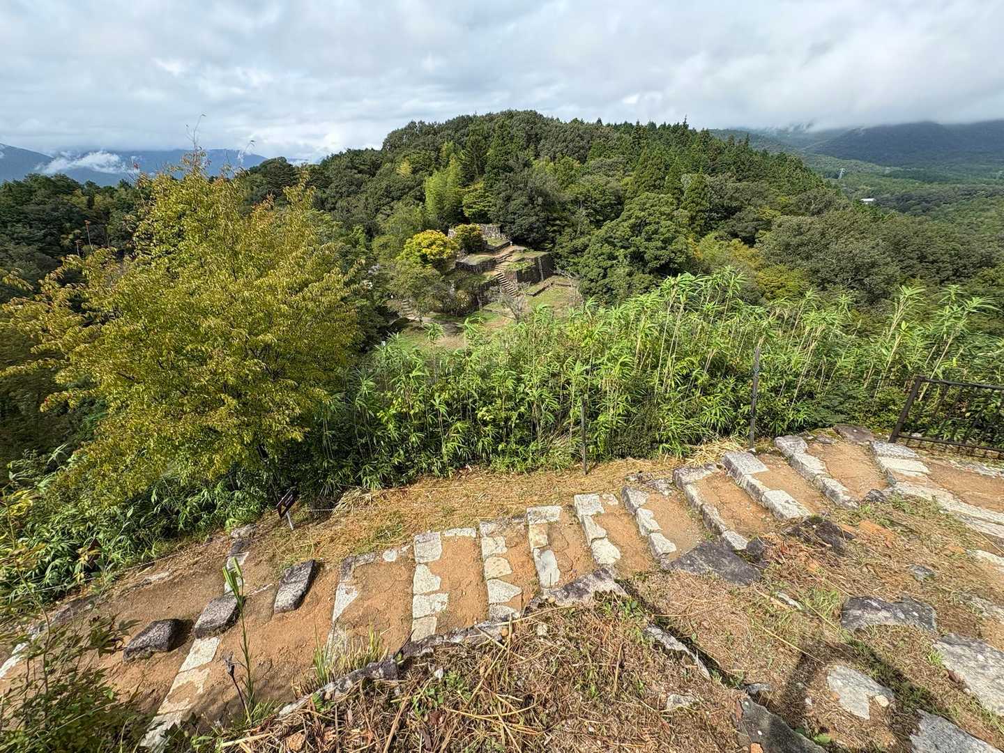 登ってる途中で大矢倉を見下ろす