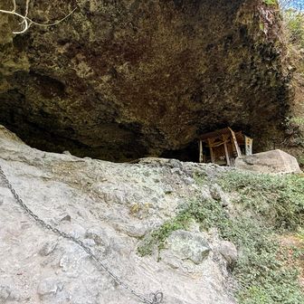 岩窟の神社なんだ、すてき😍