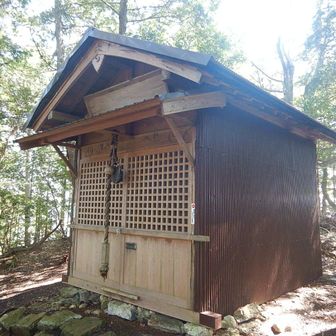 山頂の祠