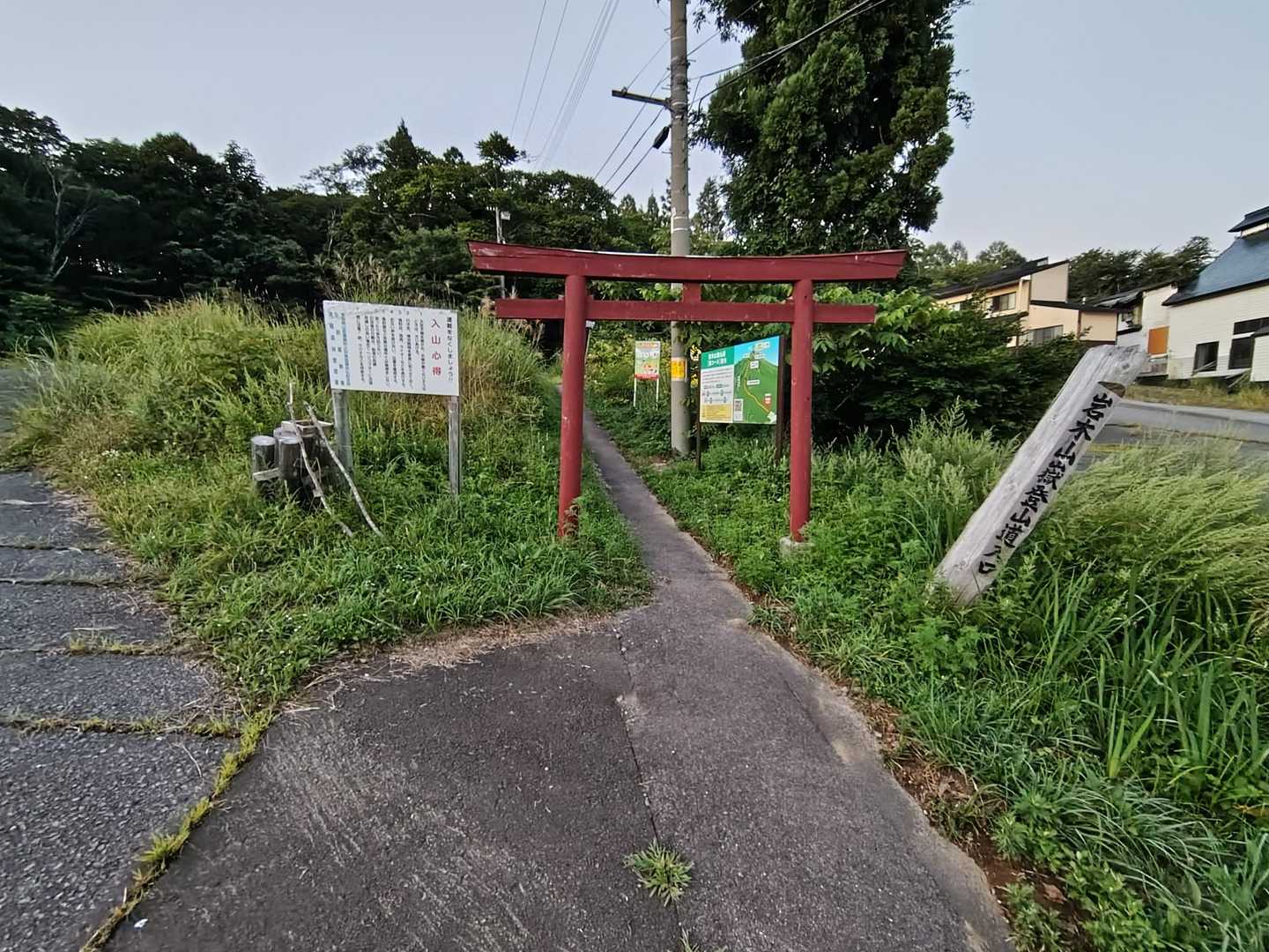 帰り支度をしていたら、薄暗がりの中(写真では明るく見えますが、かなり暗かったです)、ソロの男性が下山してきて、驚きました。明日は仕事で、すぐ宮古(岩手県)まで帰るとのこと。互いの労をねぎらい、安全な帰還を願って別れました。