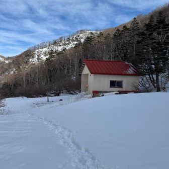 避難小屋が見えてきました。