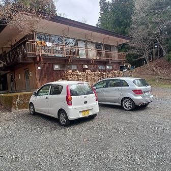 青少年旅行村の管理棟
車を停める場所を迷っていたら出勤してきた女性の職員さん？からここに停めて下さい、と…