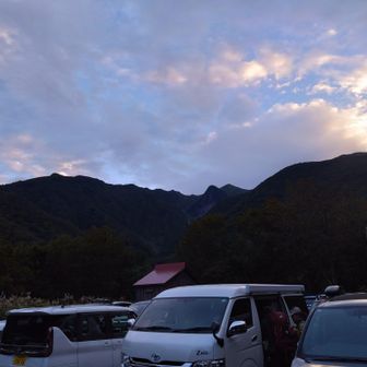 桜坂第二第三駐車場です。5:30頃到着でほぼ満車でした。が、登山口直近の第一駐車場は半分近く空いてました。