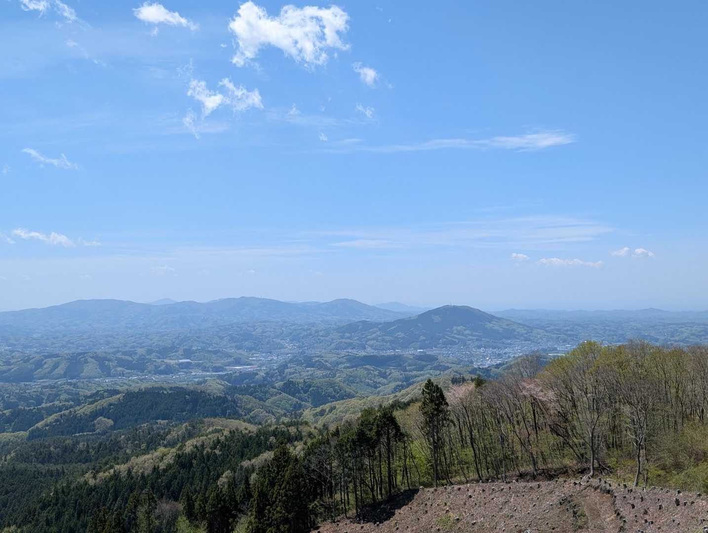 展望ポイントから…
ポコンと手前に見えるのがこれから行く片曽根山ね⛰️