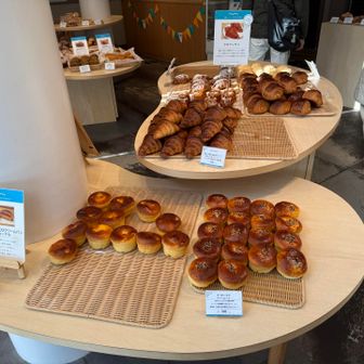 美味しいパン屋さんの横を通ります