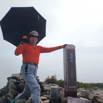 蝙蝠岳なので、コウモリ傘。ネタで持ってた訳でなく三峰岳途中でも休憩時に使いましたよ...