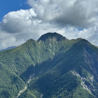 烏帽子岳から見る⛰️塩見岳
こちらから見るといかにも鉄兜みたいで
カッコイイ山です。