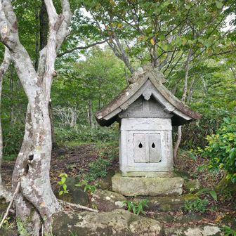 あっと言うまに(?)急坂を降り日留神社さんに合掌🙏此処は5合目です。