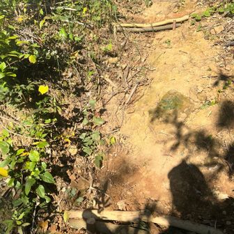 窪んだ場所は横木をはめると中央に穴が空くため石を詰めて土を盛った