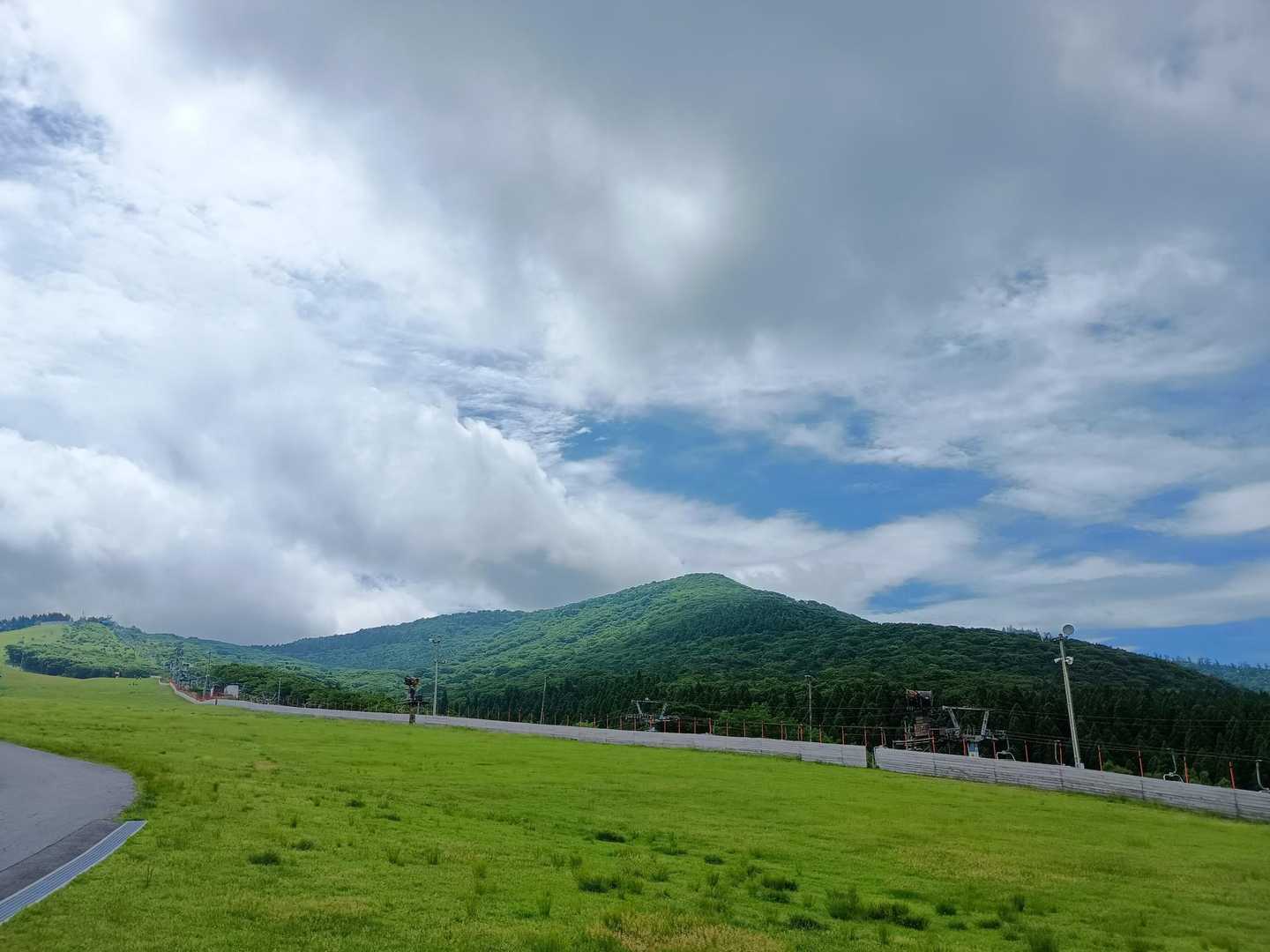 無事に下山🙌

あの女性、オオヤマレンゲ見つけられたかな。遠く鹿児島から来ていたし、お花が好きな方なんだろうなーと感じました💐
大浪池にも咲くのよ✨️と教えてくれ、思わず「私、行ってみたい場所のひとつなんです」と😆