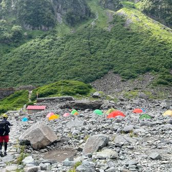 涸沢ヒュッテのテン場まで下りてきました。テント少なっ⛺️