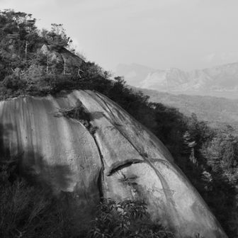 涙岩
涙流して　幾年か
