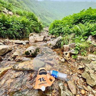 ワタクシも雪解け水を補給
小屋の水場は沢の表流水🚰

とても冷たくて美味しいけど煮沸すれば安心して飲めます