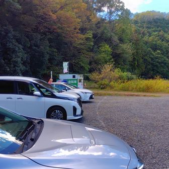午前10時半、弓登山口 むすび岩駐車場に到着。