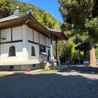 登山口を出た所にある青目寺。