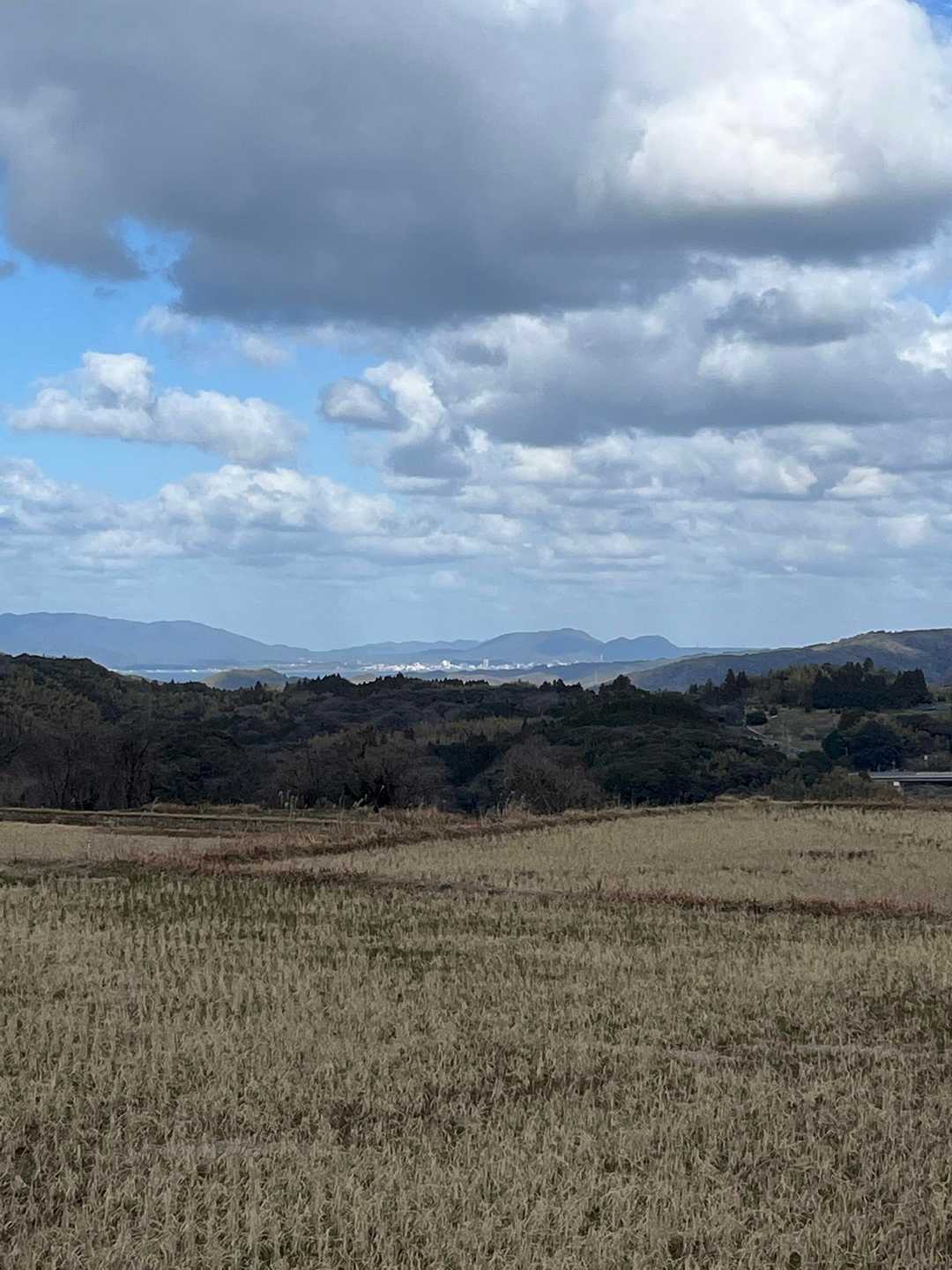 舗装路を歩いてると
松江の街並みと
嵩山、和久羅山もみえました✨