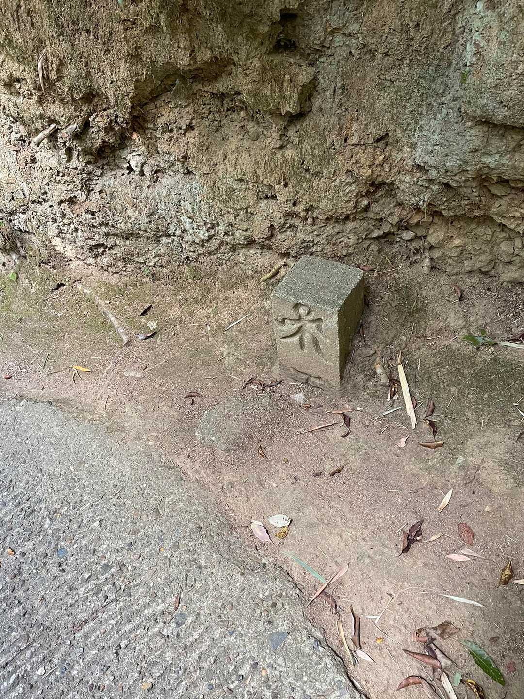 道標がこんなに埋もれてる！