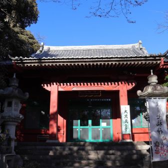 本堂へは 人感センサーでドアが開閉、すごっ！