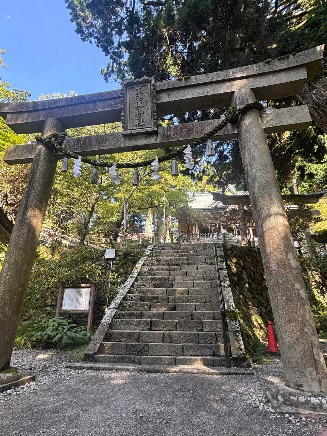 ここから本殿へ