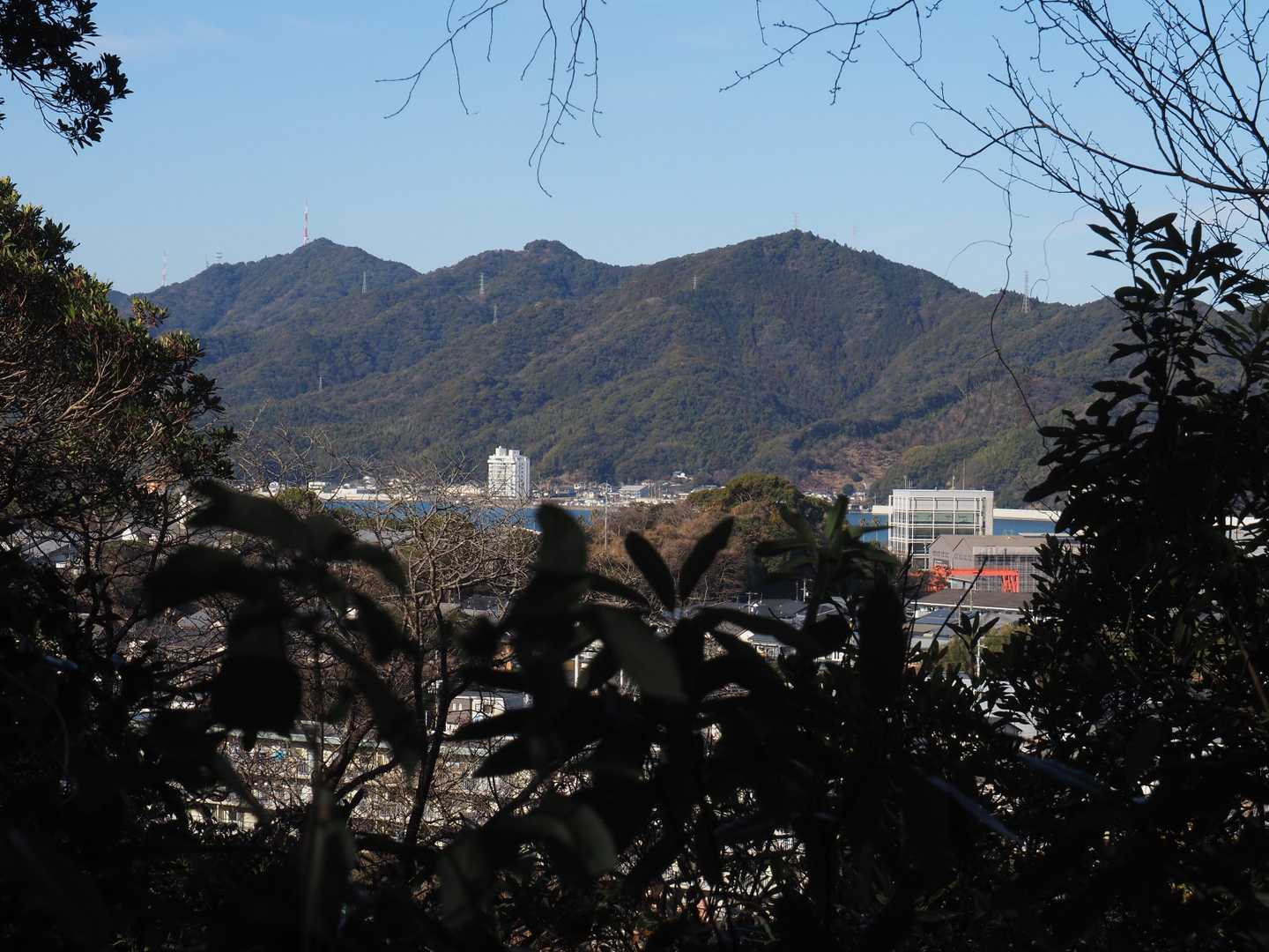 緊急避難場所の木々の間から南嶺（右から宇津野山、鷲尾山、烏帽子山）
