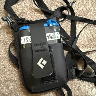 室堂着いて、入山安全相談窓口でビーコン借りました。1泊2日で5,000円。スコップとプローブも要ですが、発信機無いし下手に探すより呼ぶべきかと持って行きませんでした。
