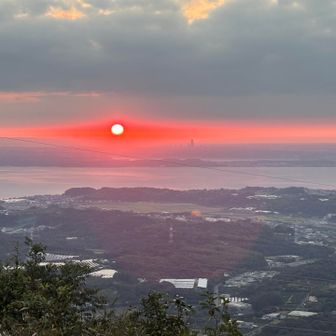 再びの神石山♡

ちょっと到着遅し…😭

でもまん丸朝陽

雲と雲と間に。





