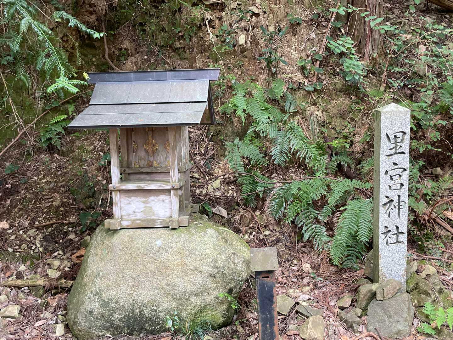 扉をくぐると里宮神社が有ります