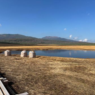 逆さ暑寒別岳。
スライドした人に「これで風もなかったいいんですけど、この天気でそこまでいうのは贅沢ですよね～」と言ったら「雷落ち（るくらい贅沢なこと言って）ますよ」と返されました。そりゃそうだ。