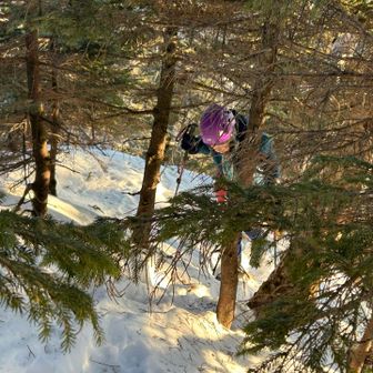 ドームへの道は悪路
薮が多い痩せ尾根、急な坂、
姫は二日目開始早々ヘロヘロです😂