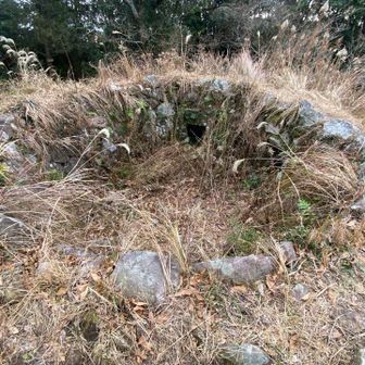 烽火山のかま跡♪
異国船の侵攻を知らせるための穴だって😳
狼煙(のろし)よね、烽火とも書くみたいよ