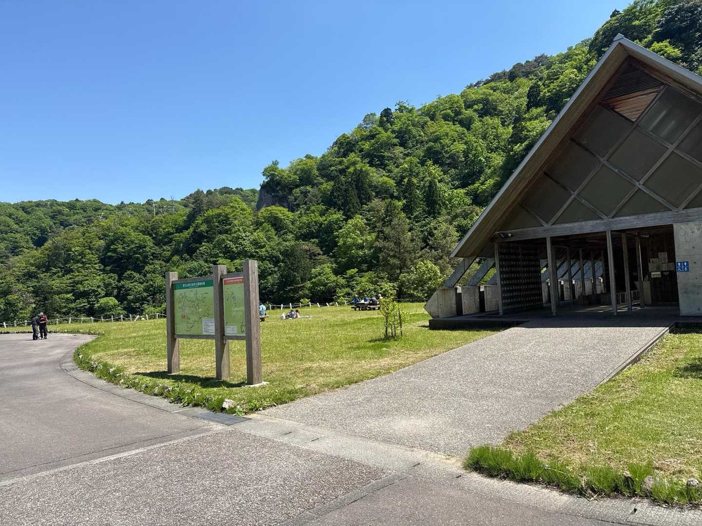 ここから登山
医王山ビジターセンターについたのが昼過ぎだったので
急いで出発！
センターの方にも「欲出さないで早く戻って来てね」
って言われた💦　　はーい🙋‍♀️