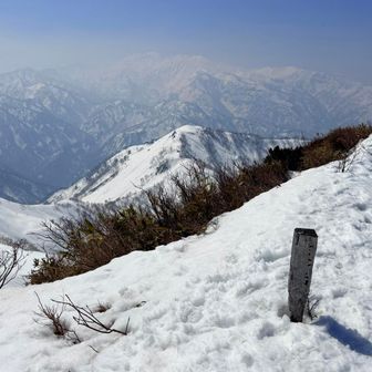 しっかりと登頂！霞む白山
