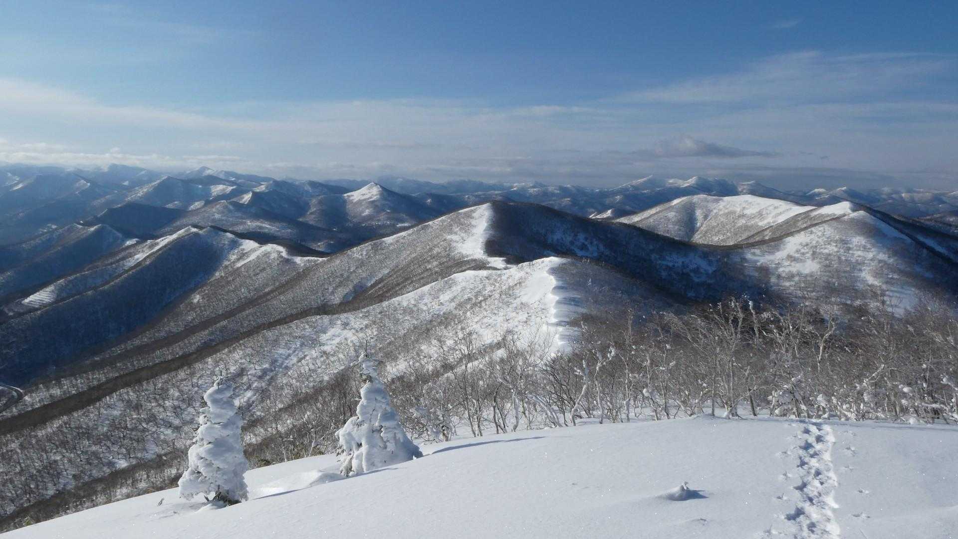 振り返って歩いてきた稜線