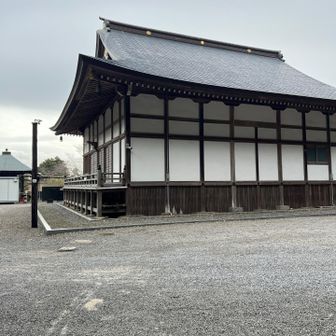 東城寺に到着、雨は上がっています。
寺の本尊は薬師如来でした。
いつも唱えるご霊咒が書かれていたました。
真言宗のお寺でした。
正面の写真を撮り忘れたのでとりあえず裏側の一枚。