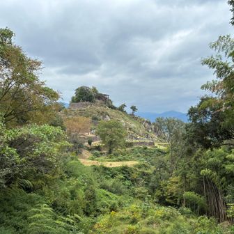 苗木城跡の遠景。すごい石垣の要塞ですね