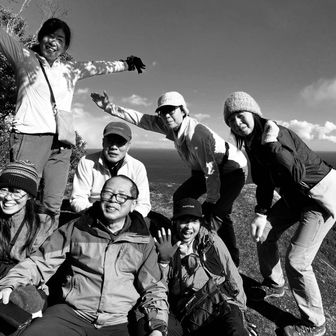 ハカリカケ岩で集合写真〜