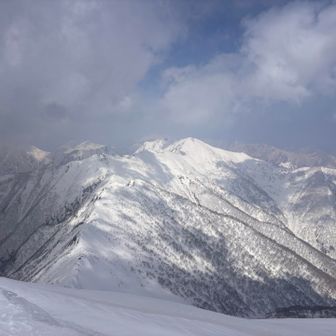 急登を登り切ると登頂に合わせるようにガスが抜け青空が✨そして正面にソエマツ
ありがとうございます♪