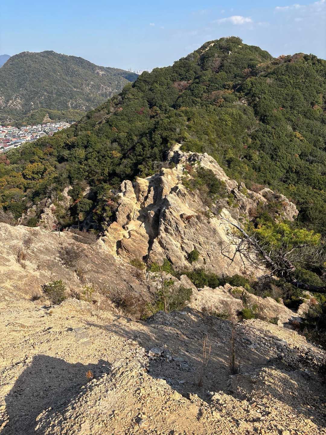 須磨アルプス | ジュラシックな迫力の岩尾根「馬の背」。きらめく海と明石海峡大橋の写真