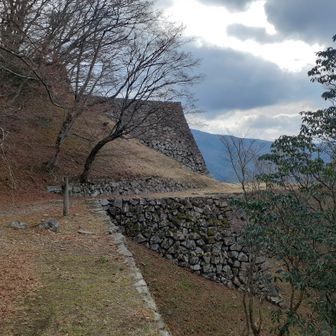 美しい。石垣の高さと大きさ、主郭の広さはVIERA城に勝ってる。てか、竹田城は明らかに過大評価だろ。