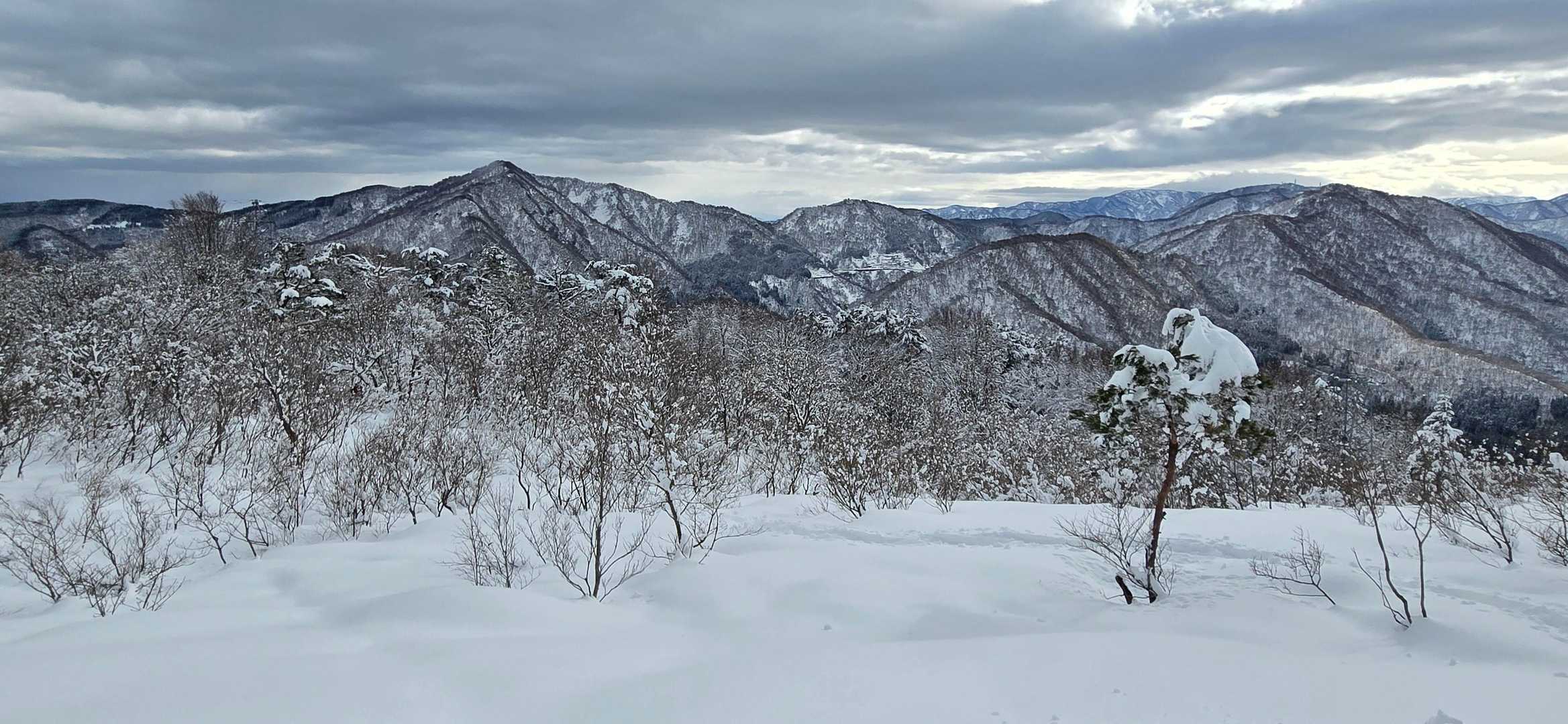 大平展望台では、陽射しは無いものの、牛岳など、見えてました😍