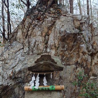 平石八幡宮　池の横から入ります　祠　お布施ダメとあります