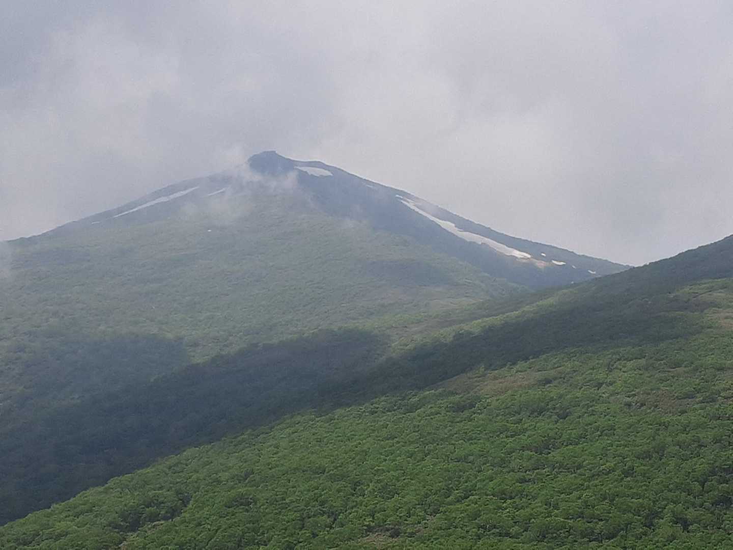 一瞬目国内岳が姿を現しました