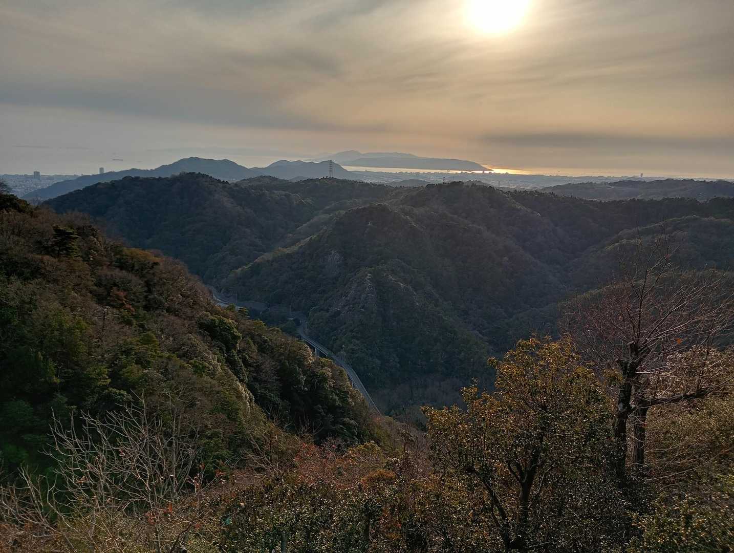 展望岩から妙号岩を望む